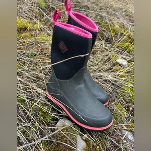 Girl’s size 4 Muck boots pink and black
